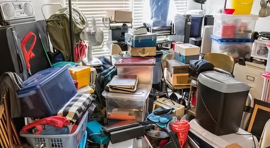 Kamer vol opgestapelde spullen van een verzamelaar