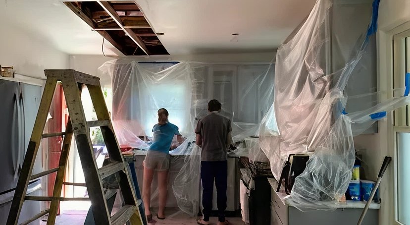 Interieur van een woning afgedekt met beschermend plastic tijdens de schoonmaak