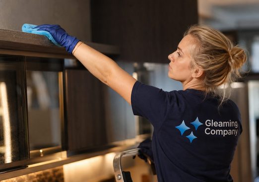 Schoonmaker van Gleaming neemt donkere kasten af