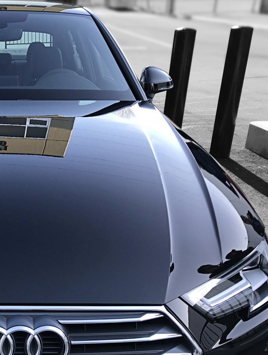 Dezelfde motorkap met spiegelglans na de detailing